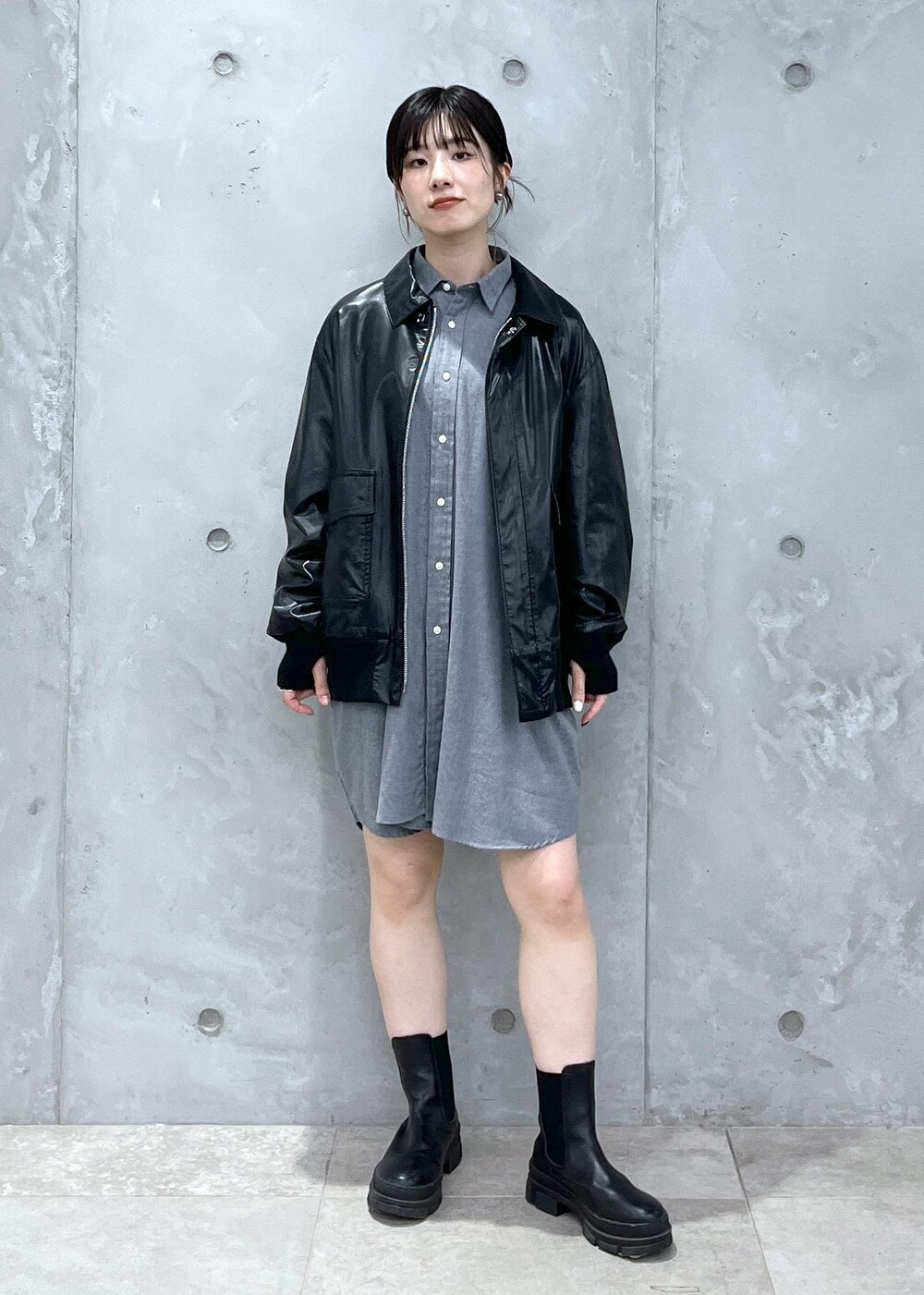 「Americana for SALON、Americana、INDIVIDUALIZED SHIRTS for SALON、INDIVIDUALIZED SHIRTS、REMME、ブラック、レザー、レザーバッグ、グレー、シャツ、シャツワンピース、ショートブーツ、厚底、初秋コーデ、秋コーデ」｜「SALON adam et rope'の【追加】レザーボックスショルダーバッグ（ショルダーバッグ、ブラック系）」を使った、michiruさん（レディース・156cm）の秋コーディネートの5枚目の写真
