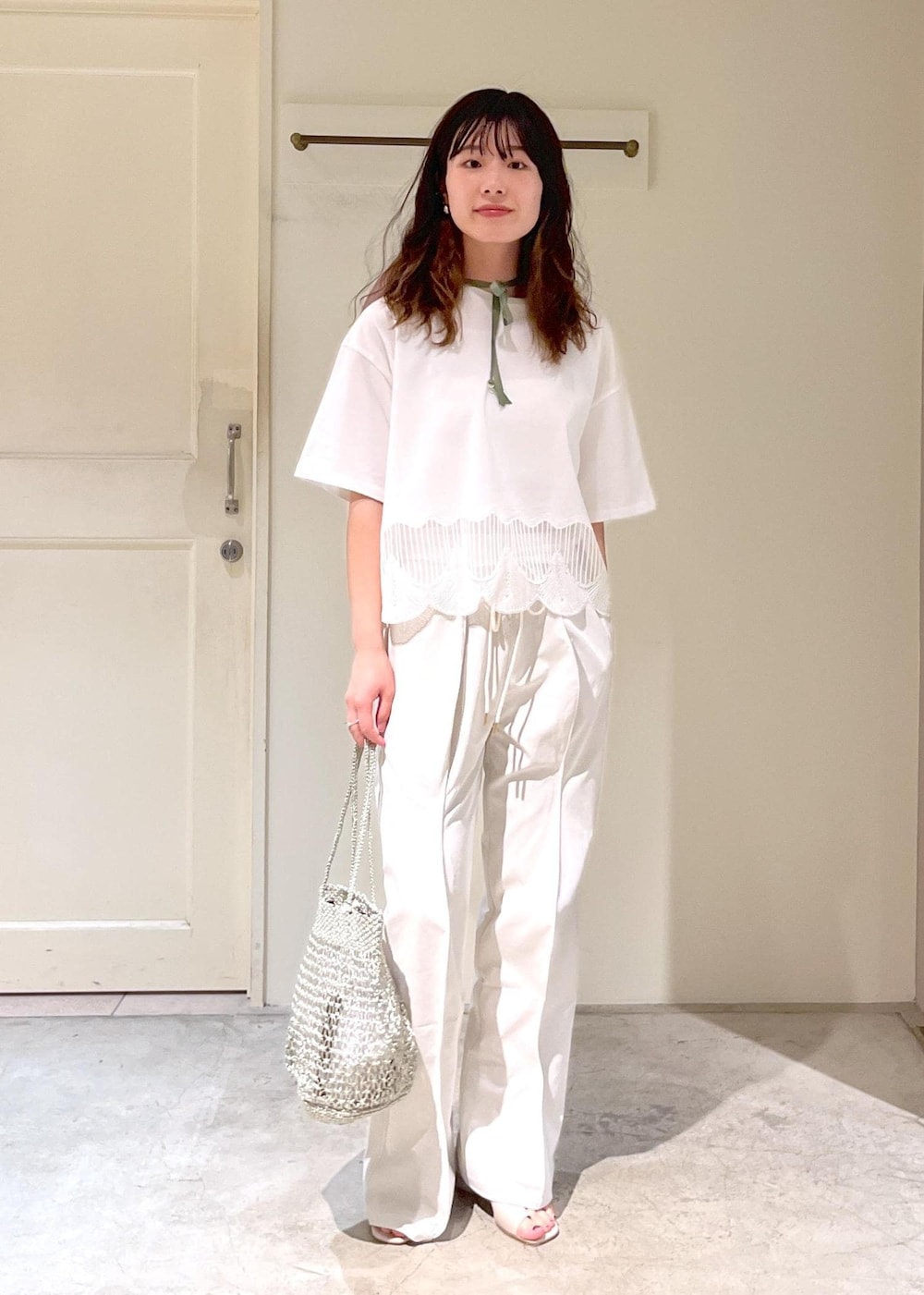 「VELVETY INDIGO BLUE BLACK、CATERPILLAR PANTS、レザー、BAGMATI、シルバー、2025JUNPRESS対象商品、chisaki、Shima、帽子、ピンク、春コーデ、初夏コーデ、夏コーデ、デートコーデ、お出かけコーデ」|「SALON adam et rope'のヒールトングサンダル(サンダル、グレー系)」を使った、michiruさん(レディース・156cm)の春コーディネートの3枚目の写真