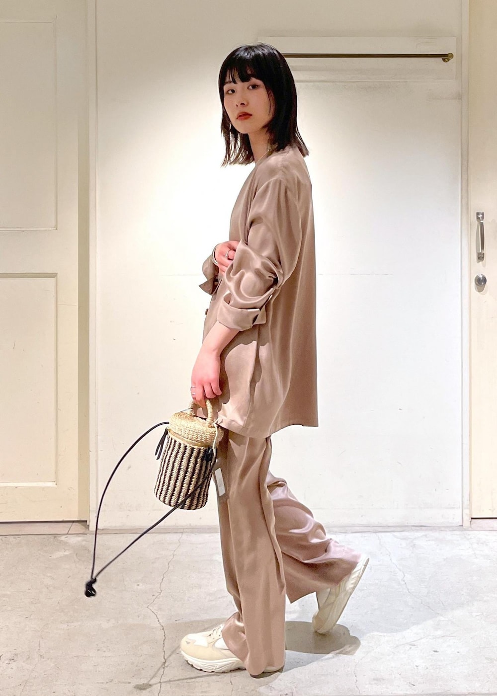 「24SS春の新作、GENTLE SILK、ジェントルシルク、ウォッシャブルシルク、ジャケット、サロンアダムエロペ、イージーパンツ、MOONSTAR、810s、BAGMATI、バグマティ、ショルダーバッグ、カゴバッグ、ERICKA NICOLAS BEGAY、エリッカニコラスビゲイ」|「SALON adam et rope'のGENTLE SILKシャツジャケット【セットアップ対応】(ノーカラージャケット、イエロー系)」を使った、michiruさん(レディース・156cm)の冬コーディネートの5枚目の写真