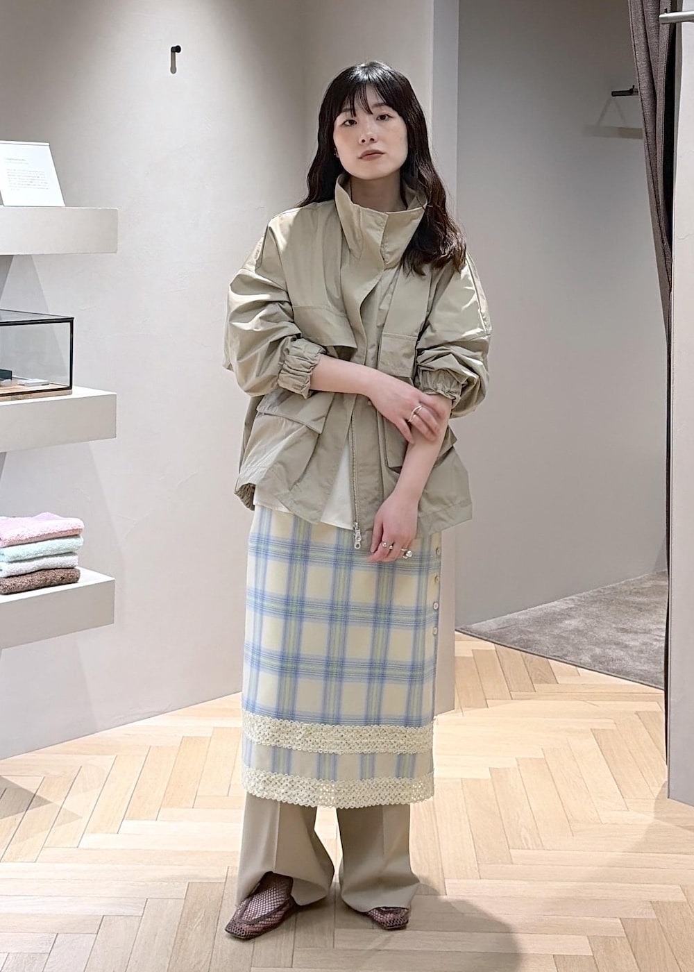 ベージュ系のその他パンツ、ブラウン系のローファー、ホワイト系のキャミソールを着用したレディースの春コーディネートの3枚目の写真