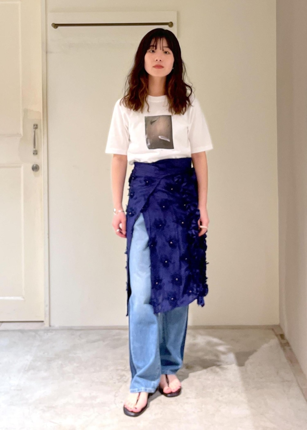 「Yasuko Hirano、平野泰子、アートプリント、KURO for SALON、OPTIMA SIDELINE、デニム、crinkle crinkle crinkle、クリンクルクリンクルクリンクル、ネイビー、巻きスカート、NICOLAS LAINAS、レザー、エプロンスカート、初夏コーデ、夏コーデ」｜「NICOLAS LAINASの【NICOLAS LAINAS（ニコラスライナス）】サンダル（サンダル、ブラック系）」を使った、michiruさん（レディース・156cm）の春コーディネートの2枚目の写真