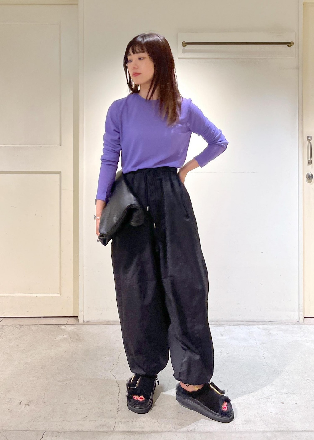 「23AW秋の新作、骨格ウェーブ、ブルベ、低身長、サロンアダムエロペ、KINAN、シアー、バレルパンツ、MOHI、SALON adam et ropé、ハンドバッグ、カラー×コーデ、ロンT、きれいめカジュアル、秋コーデ」｜「SALON adam et rope'の【洗える・撥水加工・花粉ガード付き】コットンナイロンドロストパンツ（カーゴパンツ、ブラック系）」を使った、michiruさん（レディース・156cm）の夏コーディネートの3枚目の写真