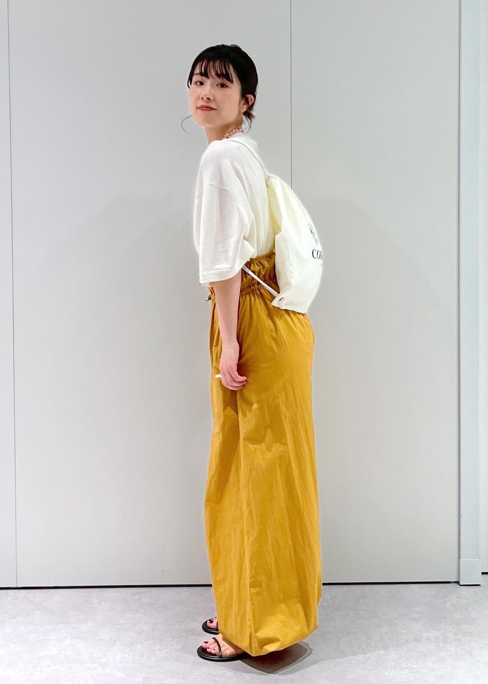 「Baserange、ワイドパンツ、キャメル、BRENTELLA、ミュール、メッシュ、オフホワイト、ナップサック、リュック、extreme cashmere、Tシャツ、Raponesa General Store、ネックレス、パール、初春コーデ」｜「SALON adam et rope'のナップサック（トートバッグ、ホワイト系）」を使った、michiruさん（レディース・156cm）の冬コーディネートの2枚目の写真