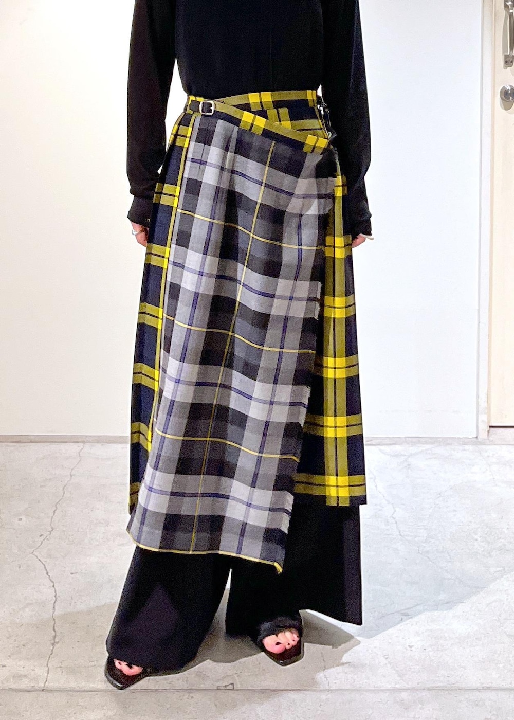 「GGG for SALON、GOOD PEOPLE GOOD STITCHING GOOD PRODUCT、シアー、Tシャツ、ブラック、オールインワン、ベアトップ、O'NEIL of DUBLIN for SALON、O'NEIL of DUBLIN、キルトスカート、チェック柄、BRENTELLA、ミニバッグ、レザー、ヒール」｜「O'NEIL of DUBLINの【O'NEIL of DUBLIN for SALON】別注2カラーレッグイージーキルトスカート（スカート、グレー系）」を使った、michiruさん（レディース・156cm）の秋コーディネートの7枚目の写真
