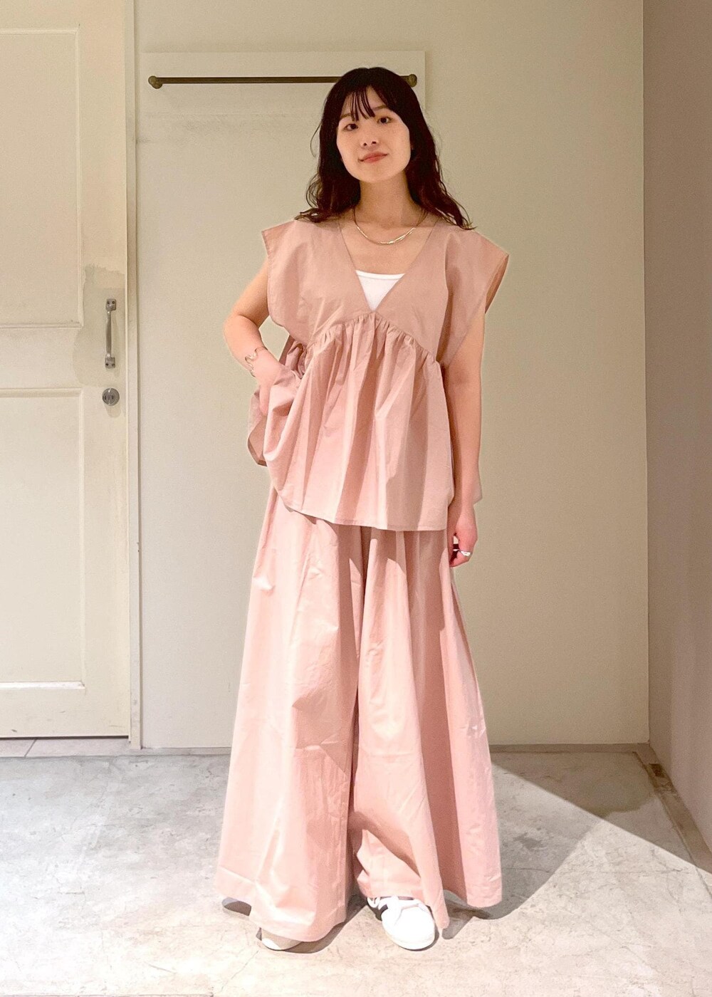 「baserange、ベースレンジ、ピンク、Primaveil、adidas、SUPERSTAR82、CABLE TOP、CABLE PANTS、春コーデ、初夏コーデ、夏コーデ、デートコーデ、お出かけコーデ、旅行コーデ、推し活コーデ」｜「adidasの【J'aDoRe・店舗限定】【adidas（アディダス）】SUPERSTAR82（スニーカー、ホワイト系）」を使った、michiruさん（レディース・156cm）の春コーディネートの7枚目の写真