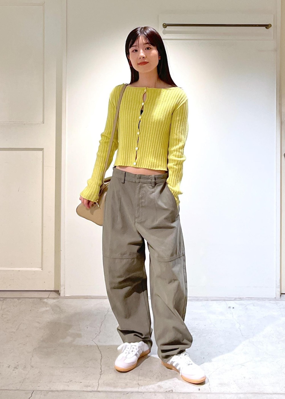 「ローシルク、リブ、2way、イエロー、近江晒、カービーパンツ、カーキ、AULENTTI、ショルダーバッグ、ベージュ、レザー、adidas、SAMBA、スニーカー、ホワイト」｜「AULENTTIの【AULENTTI（オーレンティ）】DOLLAROボストンバッグ（ボストンバッグ、ベージュ系）」を使った、michiruさん（レディース・156cm）の冬コーディネートの2枚目の写真