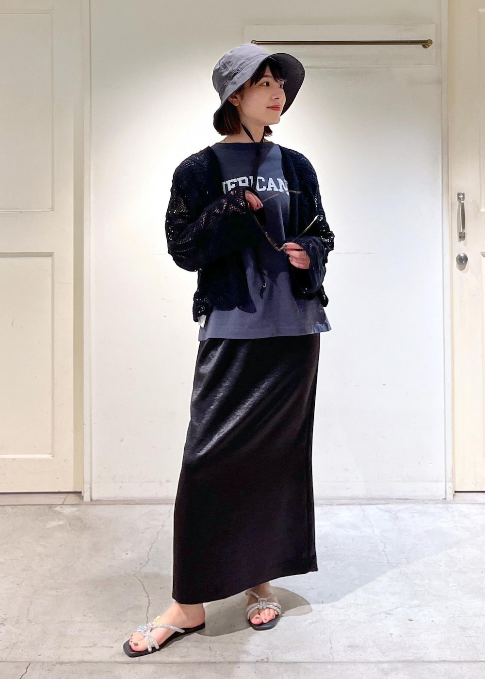 「カーディガン、2way、クロシェ編み、レース、Americana、VINILO、別注、chisaki、帽子、IZIPIZI、サングラス、ブラック、プルオーバー、ネイビー、ロゴ」|「SALON adam et rope'のシャイニーナロースカート【洗える】(スカート、ブラック系)」を使った、michiruさん(レディース・156cm)の春コーディネートの3枚目の写真
