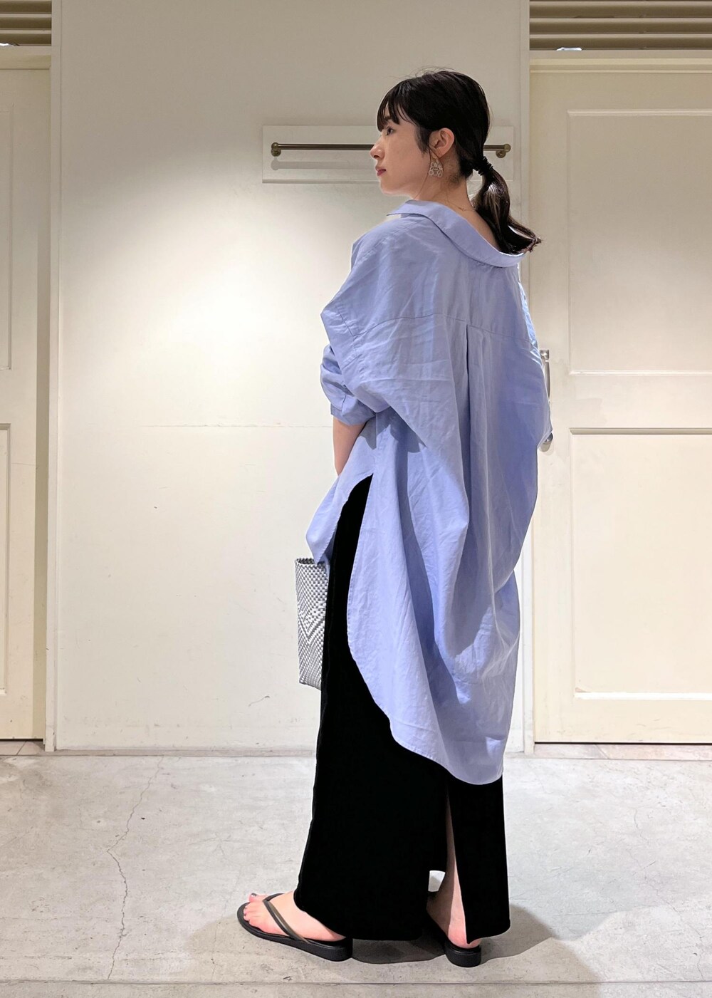 「骨格ウェーブ、ブルベ、低身長、Americana、アメリカーナ、タイトスカート、ベロア、サンダル、NICOLAS LAINAS、Letra、サロンアダムエロペ、SALON　adam et rope'、ビッグシルエット、休日スタイル、お出かけコーデ」｜「NICOLAS LAINASの【NICOLAS LAINAS（ニコラスライナス）】コンフォートソールトングサンダル（サンダル、ブラック系）」を使った、michiruさん（レディース・156cm）の夏コーディネートの5枚目の写真