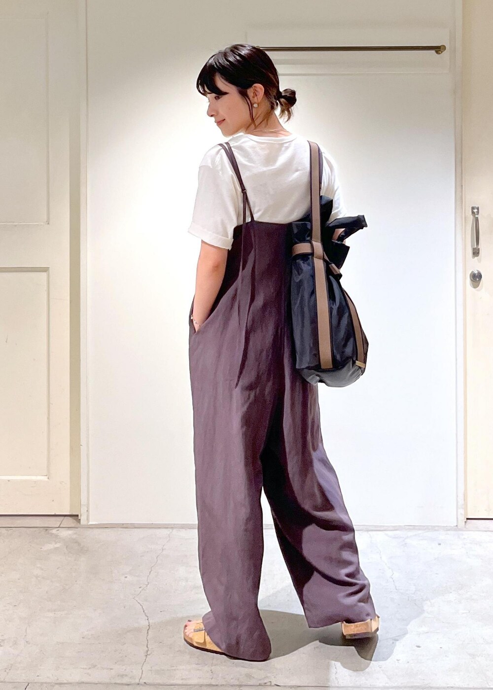 「SALE、チャコール、BIRKENSTOCK、Arizona VL Dotted、OUTDOOR PRODUCTS for SALON、OUTDOOR PRODUCTS、NativeSilverStreams、シルバー、ブラック、ホワイト、Tシャツ、オールインワン、ベージュ、初夏コーデ、夏コーデ」｜「SALON adam et rope'のダブルストラップキャミオールインワン【セットアップ対応】（つなぎ/オールインワン、グレー系）」を使った、michiruさん（レディース・156cm）の夏コーディネートの6枚目の写真