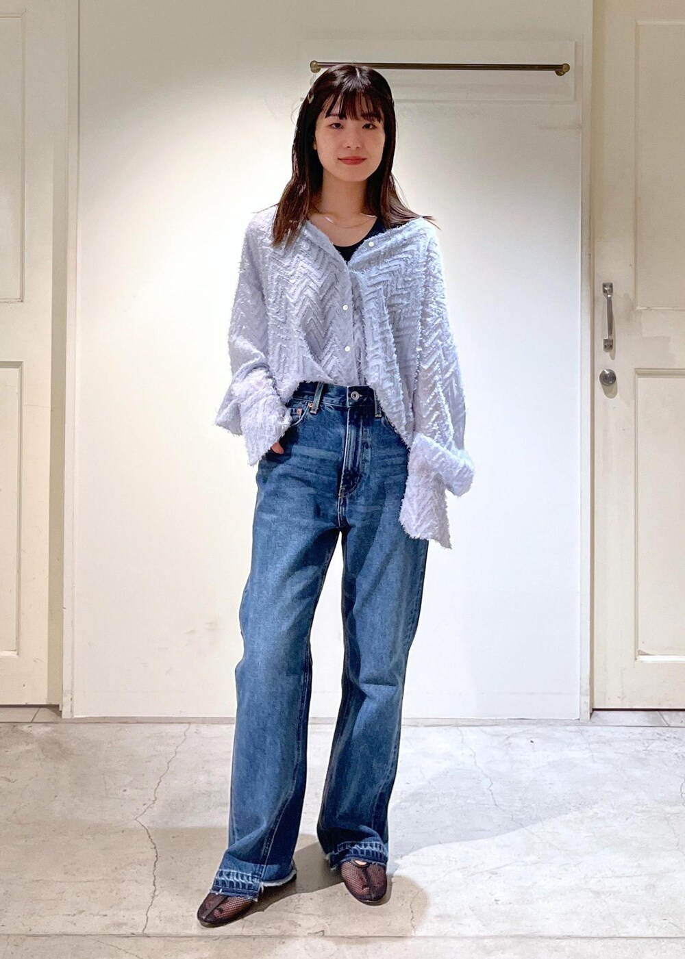 「モンターニュ、シャツ、Vネック、Hug Silk、ネイビー、デニム、REMME、トートバッグ、レザーバッグ、初春コーデ、春コーデ、デートコーデ、お出かけコーデ、旅行コーデ、推し活コーデ」|「REMMEの【REMME(レメ)】メッシュフラットシューズ(パンプス、ブラック系)」を使った、michiruさん(レディース・156cm)の春コーディネートの6枚目の写真