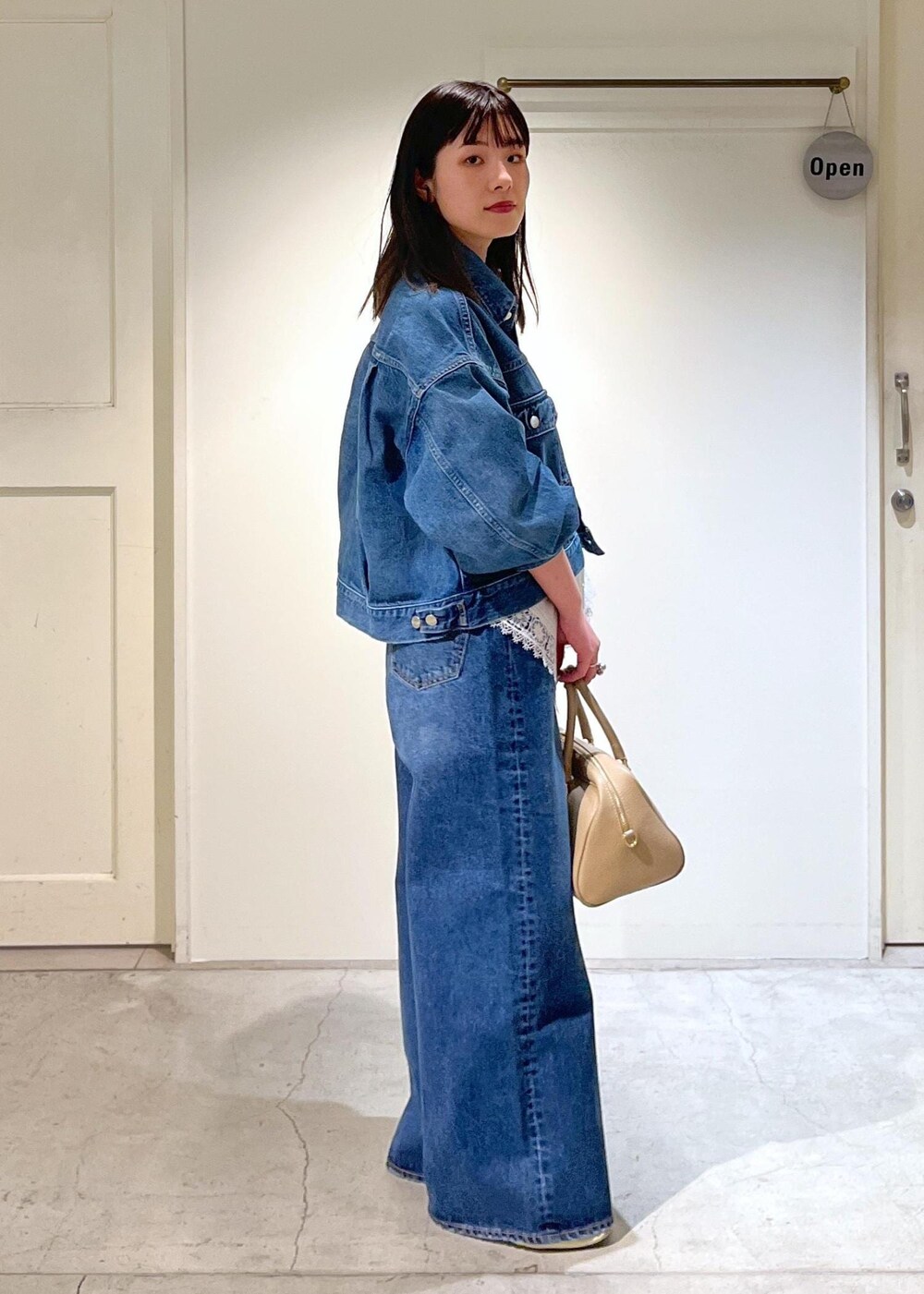 「redcardtokyo、デニムジャケット、デニム、ブルー、レース、ホワイト、バギーパンツ、AULENTTI、ショルダーバッグ、レザー、ベージュ、ERICKA NICOLAS BEGAY、シルバー、Lafayette、初春コーデ」｜「AULENTTIの【AULENTTI（オーレンティ）】DOLLAROボストンバッグ（ボストンバッグ、ベージュ系）」を使った、michiruさん（レディース・156cm）の冬コーディネートの3枚目の写真