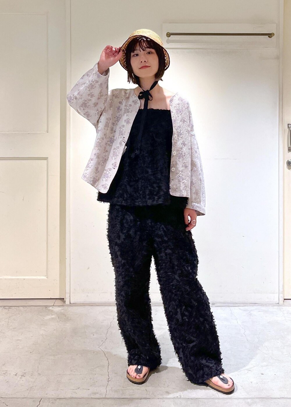 「Pheeta、ジャケット、リバーシブル、ラベンダー、KIRYU、キャミソール、ジャガード、BIRKENSTOCK、Gizeh Big Buckle LEOI、chisaki、麦わら帽子、Ryou、ブラック、ノースリーブ、パンツ」｜「SALON adam et rope'のKIRYUコーラルフラワーカットジャガードキャミソール【セットアップ対応】（キャミソール、ブラック系）」を使った、michiruさん（レディース・156cm）の春コーディネートの2枚目の写真