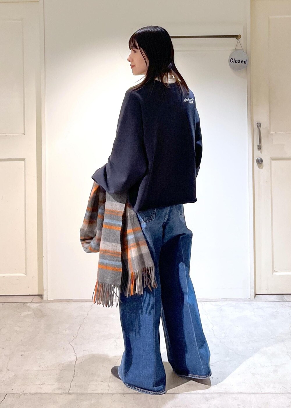 「Americana、スウェット、クロップド丈、プルオーバー、ロゴ、ネイビー、smile cotton、ハイネック、Tシャツ、ホワイト、インナー、デニム、バギーパンツ、ショートブーツ、REMME」｜「AULENTTIの【AULENTTI（オーレンティ）】DOLLAROボストンバッグ（ボストンバッグ、ブラック系）」を使った、michiruさん（レディース・156cm）の冬コーディネートの7枚目の写真