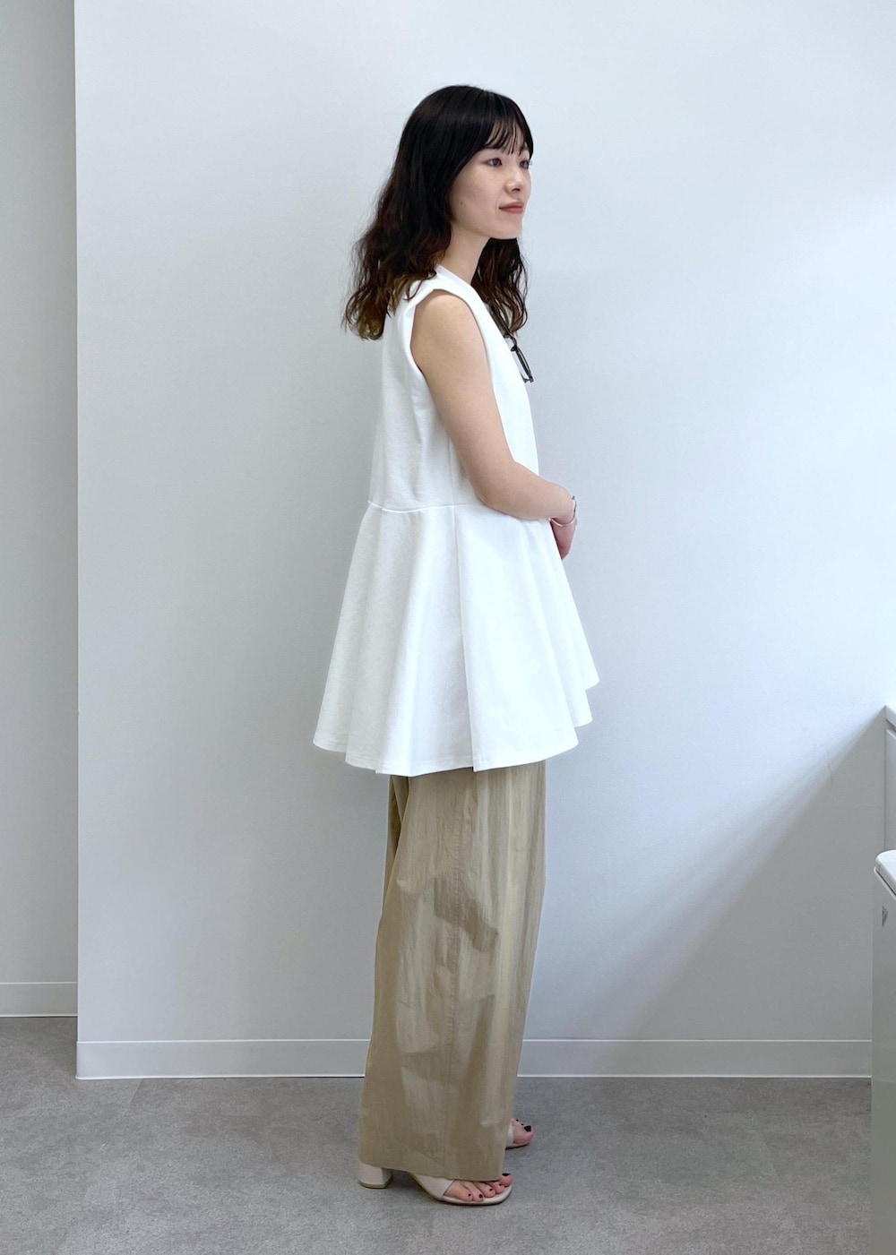 「プルオーバー、ペプラム、ノースリーブ、イージーパンツ、カーヴィーパンツ、ベージュ、初春コーデ、春コーデ、初夏コーデ、デートコーデ、お出かけコーデ、旅行コーデ、アウトドアコーデ、推し活コーデ、女子会コーデ」|「SALON adam et rope'のヒールトングサンダル(サンダル、グレー系)」を使った、michiruさん(レディース・156cm)の春コーディネートの8枚目の写真