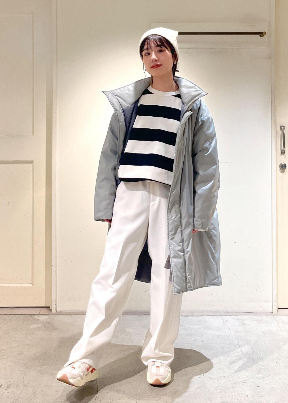 「DESCENTE、デサント、アウター、シルバー、ボーダー、Tシャツ、ハイウエスト、SALE、William Brunton、ウイリアムブラントン、ニット帽、スニーカー、ホワイト、パンツ、サロンアダムエロペ」|「SALON adam et rope'の【WEB限定】ポンチワイドボーダーロングスリーブビッグTシャツ(Tシャツ/カットソー、ブラック系)」を使った、michiruさん(レディース・156cm)の冬コーディネートの9枚目の写真