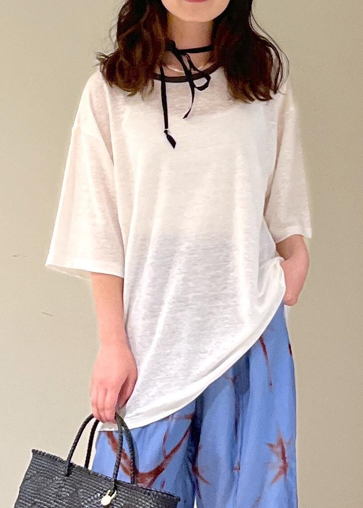 ブラック系のかごバッグ、ブラック系のサンダル、ブルー系のその他パンツを着用したレディースの春コーディネートの7枚目の写真