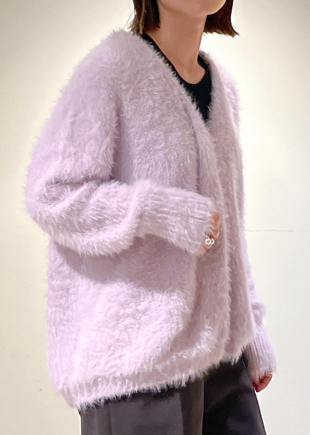 「23AW秋の新作、骨格ウェーブ、ブルベ、低身長、サロンアダムエロペ、Smile Cotton、REMME、ニット、キャップ、ブーツ、秋冬コーデ、ハーフパンツ、きれいめカジュアル」|「SALON adam et rope'の【Smile Cotton】カップ付きアメリカンスリーブタンクトップ(タンクトップ、ブラック系)」を使った、michiruさん(レディース・156cm)の秋コーディネートの7枚目の写真