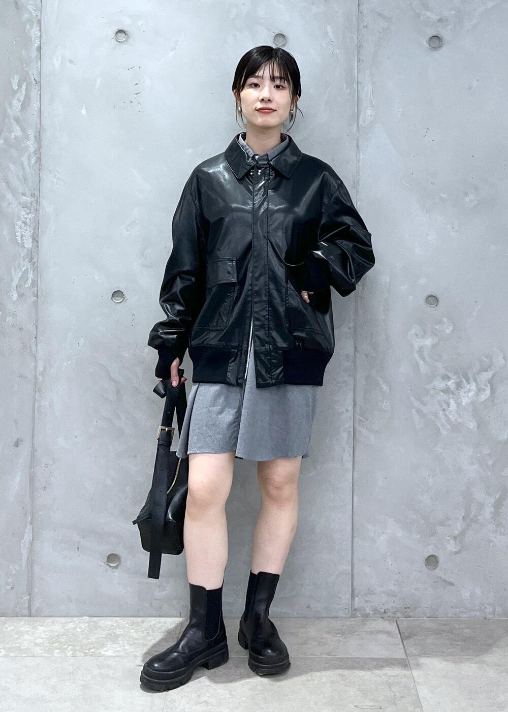 「Americana for SALON、Americana、INDIVIDUALIZED SHIRTS for SALON、INDIVIDUALIZED SHIRTS、REMME、ブラック、レザー、レザーバッグ、グレー、シャツ、シャツワンピース、ショートブーツ、厚底、初秋コーデ、秋コーデ」｜「SALON adam et rope'の【追加】レザーボックスショルダーバッグ（ショルダーバッグ、ブラック系）」を使った、michiruさん（レディース・156cm）の秋コーディネートの3枚目の写真