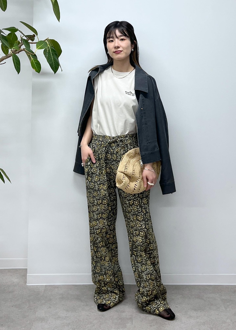 「チャコール、Americana for SALON、Americana、ノースリーブ、オフホワイト、COUTURE D'ADAM、ブロックプリント、グレー、柄、REMME、フラットシューズ、メッシュ、ブラック、MAISON N.H PARIS、クラッチバッグ」｜「REMMEの【REMME(レメ)】メッシュフラットシューズ（パンプス、ブラック系）」を使った、michiruさん（レディース・156cm）の冬コーディネートの4枚目の写真