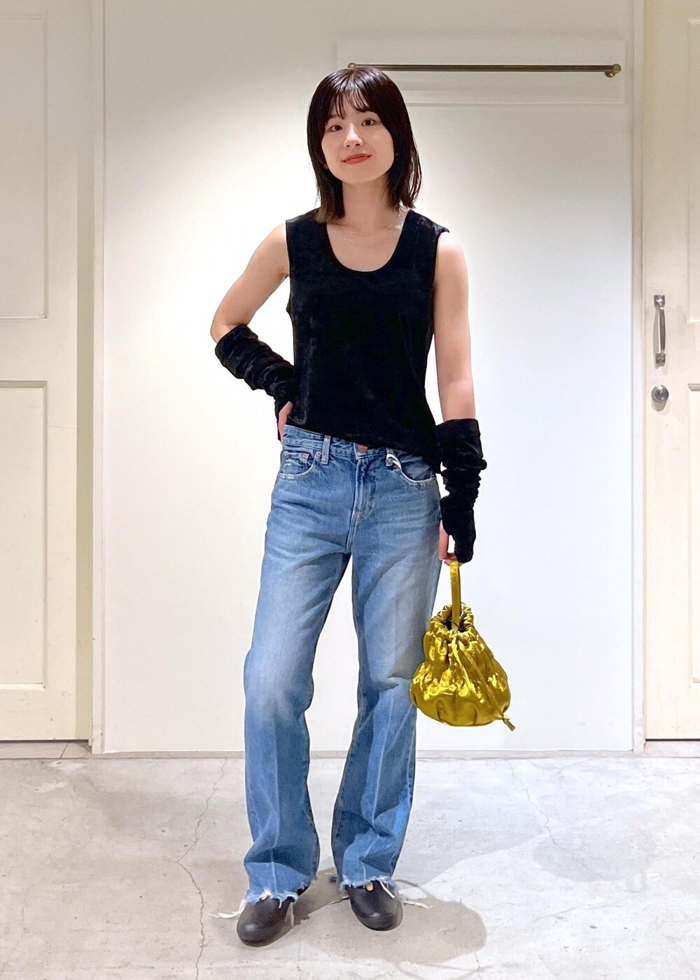 「クラッシュベロア、RED CARD TOKYO、LESLIE、MOONSTAR、ラバーシューズ、チェーンバッグ、ミニバッグ、audrey hepburn、audrey hepburn collection by jun、オードリー・ヘプバーン、オードリー・ヘプバーンコレクションバイジュン、アームカバー、NativeSilverStreams、シルバー、イエロー」|「MoonStarの【MOONSTAR FINE VULCANIZED(ムーンスター)】LITE PRIM ST(その他シューズ、ブラック系)」を使った、michiruさん(レディース・156cm)の夏コーディネートの3枚目の写真