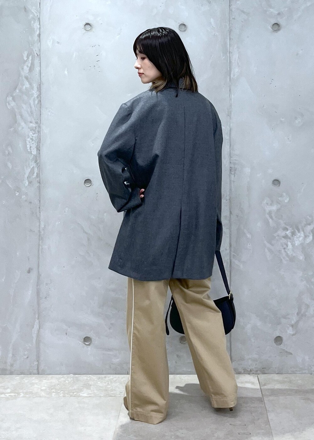 「フラノ、チャコール、Americana for SALON、Americana、チノパン、BRENTELLA、レザー、AULENTTI、ブラック、ジャケット、オーバーサイズ、テーラード、ベージュ、ブラウン、秋コーデ」｜「AMERICANAの【Americana for SALON】別注サイドラインチノパンツ（チノパンツ、ベージュ系）」を使った、michiruさん（レディース・156cm）の秋コーディネートの4枚目の写真
