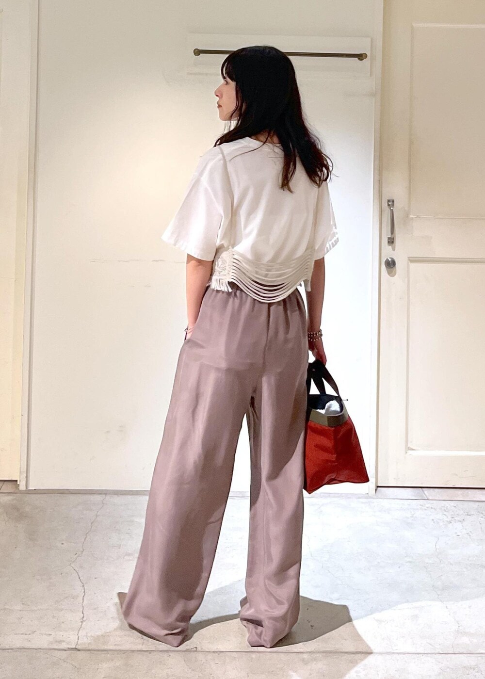 グレー系のキャミソール、ホワイト系のTシャツ/カットソー、ブラウン系のその他パンツを着用したレディースの秋コーディネートの4枚目の写真