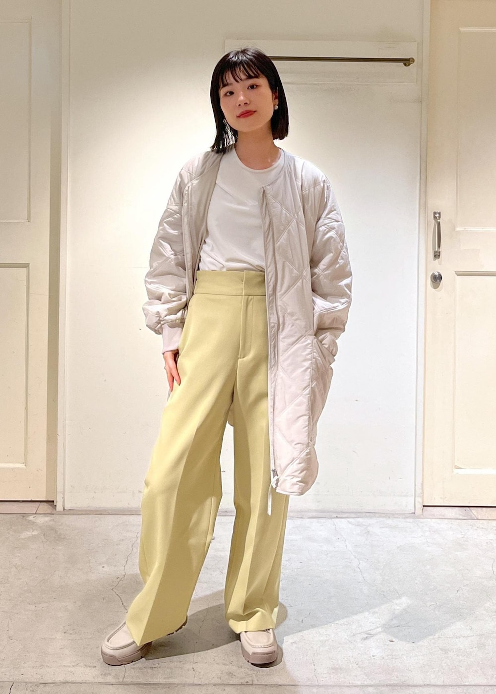 「バラクラバ、ベロア、MOONSTAR、810s、ホワイト、コート、キルティング、パンツ、イエロー、ハイウエスト、サロンアダムエロペ、SALON adam et ropé、23AW Outer、低身長、骨格ウェーブ」|「SALON adam et rope'の【撥水機能付き】バラクラバセットキルティングブルゾン/テントコート(ブルゾン、グレー系)」を使った、michiruさん(レディース・156cm)の秋コーディネートの9枚目の写真