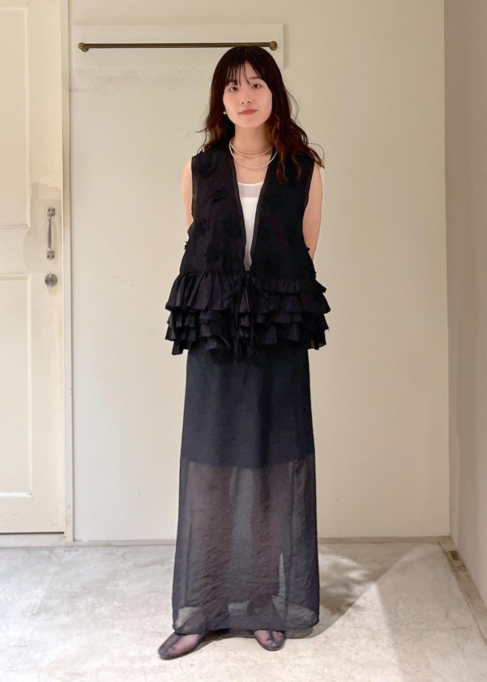 「crinkle crinkle crinkle、ベスト、ジレ、タイトスカート、REMME、Brady、ELY、ミニバッグ、ERICKA NICOLAS BEGAY、シルバー925、フリルベスト、初夏コーデ、夏コーデ、デートコーデ、お出かけコーデ」｜「REMMEの【REMME(レメ)】メッシュフラットシューズ（パンプス、ブラック系）」を使った、michiruさん（レディース・156cm）の春コーディネートの7枚目の写真