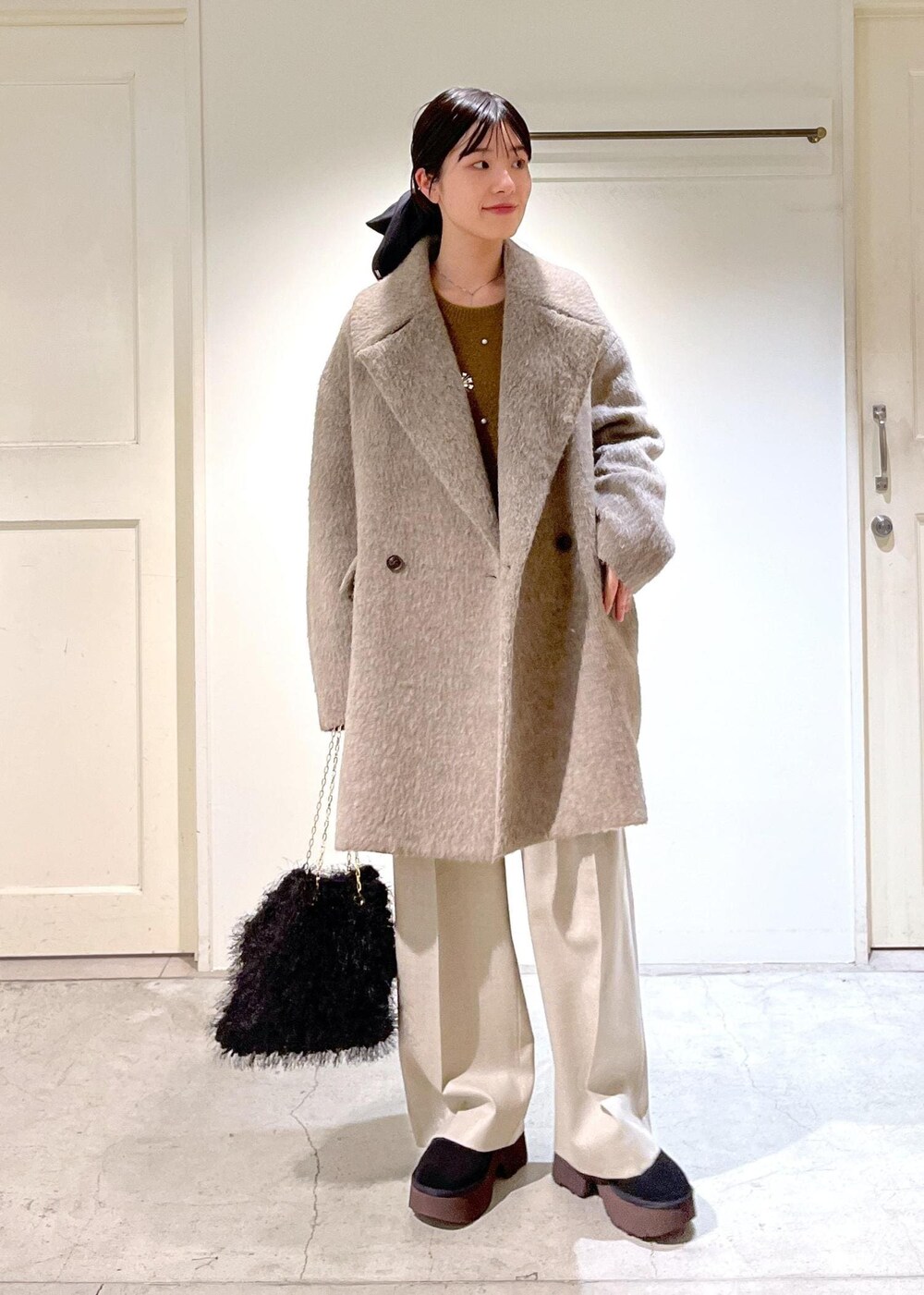 「BALLI、シャギー、Pコート、ベージュ、アウター、ニット、ビジュー、ヤクウール、プルオーバー、カーキ、KINAN、Tシャツ、リブ、ピンク、フラノ」|「heyepの【heyep(ヘイップ)】Silk Square Large Scrunchie/シルクスクエアシュシュ ラージ(シュシュ、ブラック系)」を使った、michiruさん(レディース・156cm)の冬コーディネートの2枚目の写真