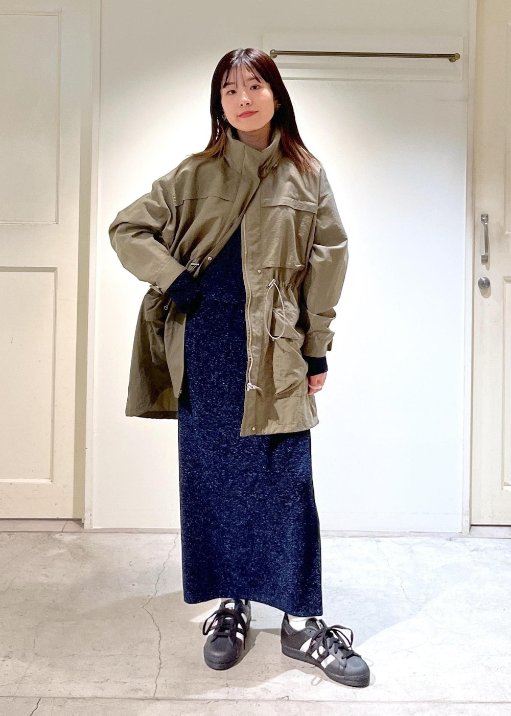 「春アウター、ナイロンブルゾン、マウンテンパーカー、カーキ、撥水加工、クロップド丈、プルオーバー、ラメ、Tシャツ、ネイビー、タイトスカート、スニーカー、adidas、ブラック、SUPERSTAR82」｜「SALON adam et rope'の［撥水］ガーデナーズナイロンブルゾン / マウンテンパーカー（ブルゾン、グリーン系）」を使った、michiruさん（レディース・156cm）の冬コーディネートの2枚目の写真