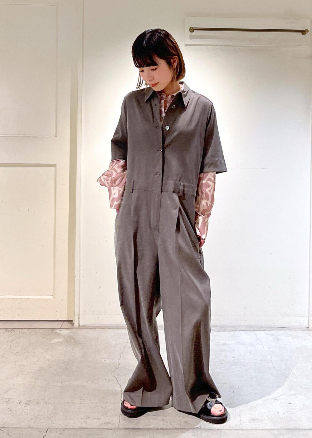 イエロー系のシャツ/ブラウス、ベージュ系のハンドバッグ、ブラック系のサンダルを着用したレディースの春コーディネートの6枚目の写真