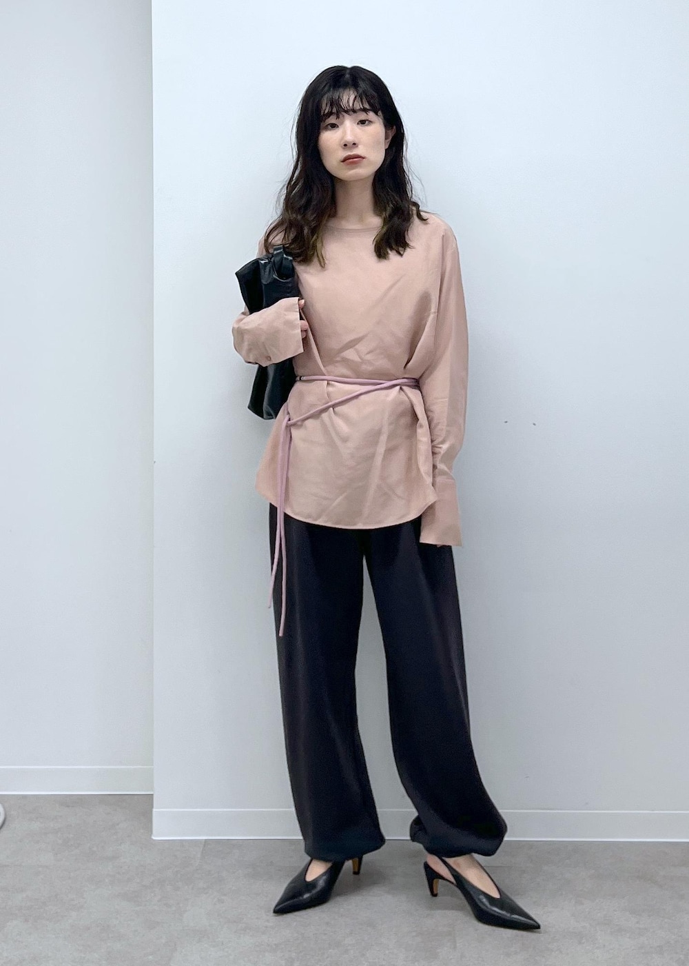 「GENTLE SILK、ピンク、チャコール、ＷＳ、レザー、ブラック、ミニバッグ、extreme cashmere、初秋コーデ、秋コーデ、デートコーデ、お出かけコーデ、旅行コーデ、アウトドアコーデ、パンツスタイル」｜「SALON adam et rope'の[25AW]GENTLE SILK ロングスリーブプルオーバー【セットアップ対応・洗える】（シャツ/ブラウス、ピンク系）」を使った、michiruさん（レディース・156cm）の夏コーディネートの5枚目の写真
