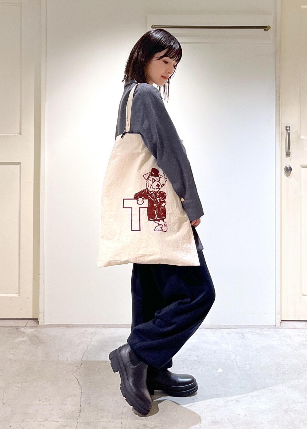 「新作、Americana for SALON、Americana、スウェット、トートバッグ、R&D.M.Co-OLDMAN'S TAILOR、グレー、ジャケット、オーバーサイズ、ダブルボタン、ブラック、レザー、厚底、初秋コーデ、秋コーデ」｜「AMERICANAの【Americana for SALON】別注メタルボタンダブルジャケット/ブレザー（テーラードジャケット、グレー系）」を使った、michiruさん（レディース・156cm）の秋コーディネートの6枚目の写真