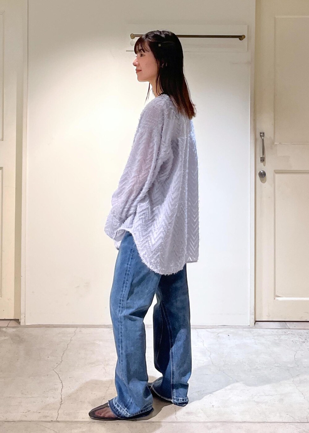 「モンターニュ、シャツ、Vネック、Hug Silk、ネイビー、デニム、REMME、トートバッグ、レザーバッグ、初春コーデ、春コーデ、デートコーデ、お出かけコーデ、旅行コーデ、推し活コーデ」|「REMMEの【REMME(レメ)】メッシュフラットシューズ(パンプス、ブラック系)」を使った、michiruさん(レディース・156cm)の春コーディネートの9枚目の写真