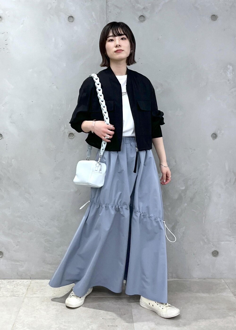 「シアー、ブルゾン、Tシャツ、ロゴ、アメリカーナ、シャーリングスカート、ZOZO限定、サックスブルー、ショルダーバッグ、フェイクレザー、スニーカー、ブラック、スカート、ブルー、ホワイト」｜「AMERICANAの【Americana（アメリカーナ）】ロゴプリントTシャツ（Tシャツ/カットソー、ホワイト系）」を使った、michiruさん（レディース・156cm）の春コーディネートの2枚目の写真