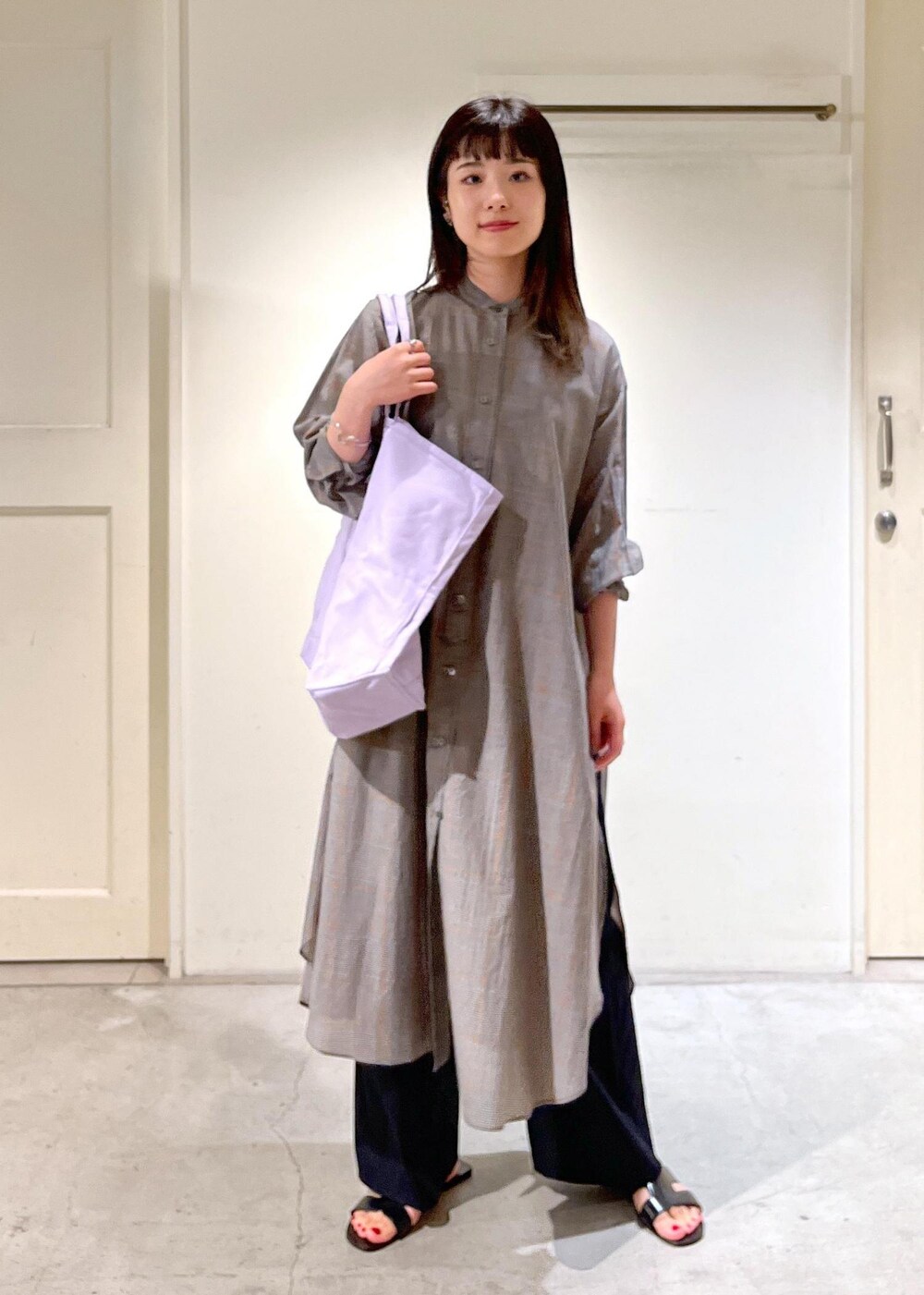 ブラック系のその他パンツ、ブラック系のシャツ/ブラウス、パープル系のトートバッグを着用したレディースの夏コーディネートの4枚目の写真