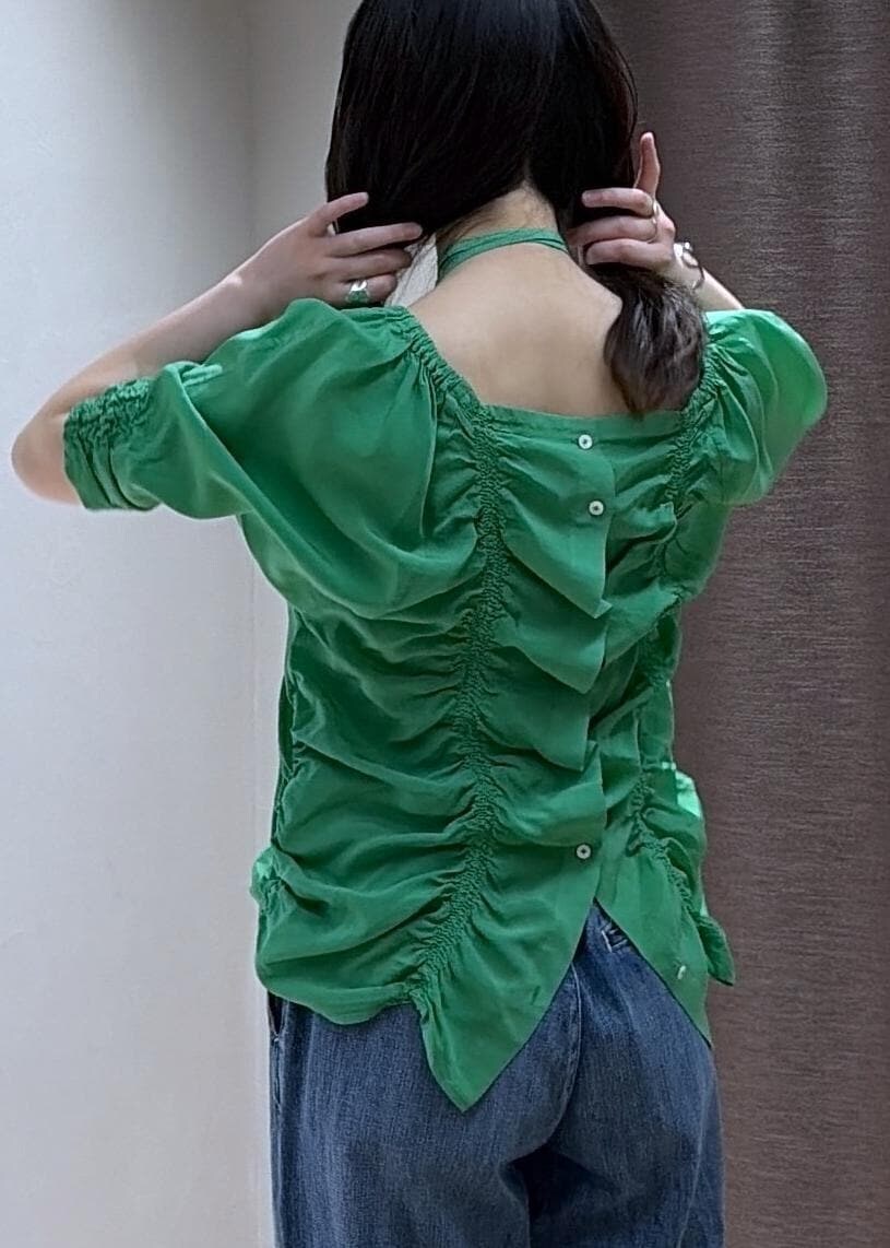 ブラック系のサンダル、ブルー系のデニムパンツ、ブラック系のハンドバッグを着用したレディースの春コーディネートの7枚目の写真