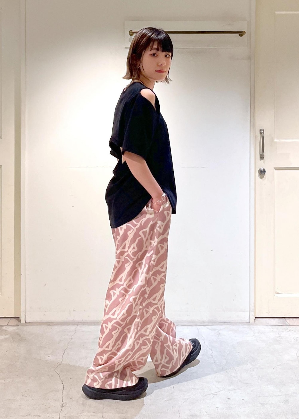 「DELIY、シーサイドダンサープリント、KEEN、ハンドバッグ、BAGMATI、カゴバッグ、ERICKA NICOLAS BEGAY、シルバーアクセサリー、ブラック、ショルダーバッグ、プルオーバー、オープンショルダー、パンツ、ピンク、ワイド」|「SALON adam et rope'のシーサイドダンサープリントパンツ【セットアップ対応】(その他パンツ、イエロー系)」を使った、michiruさん(レディース・156cm)の春コーディネートの2枚目の写真