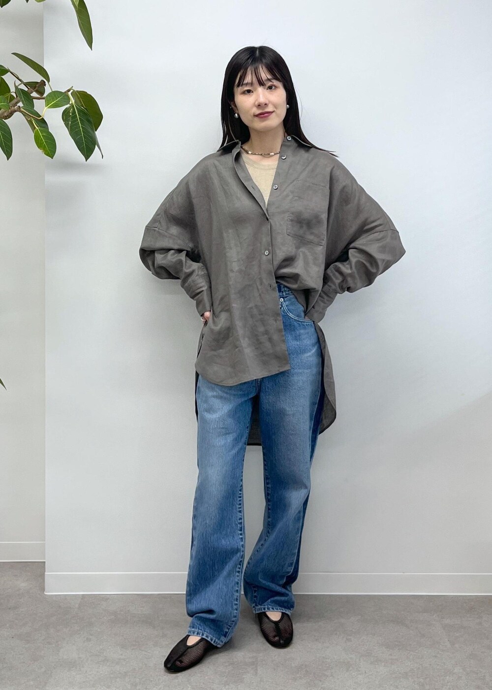 「GENTLE LINEN、シャツ、オーバーサイズ、リネン、グレー、アメリカンスリーブ、ベージュ、KURO for SALON、KURO、OPTIMA、デニム、ブルー、REMME、フラットシューズ、メッシュ」|「REMMEの【REMME(レメ)】メッシュフラットシューズ(パンプス、ブラック系)」を使った、michiruさん(レディース・156cm)の冬コーディネートの7枚目の写真