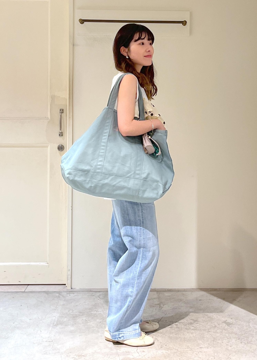 「プリマベール、RED CARD TOKYO for SALON、RED CARD TOKYO、デニム、easy SLOGAN、porselli、L.L.Bean for SALON、グロサリートート、マザーズバッグ、旅行バッグ、チャーム、2025JUNPRESS対象商品、crinkle crinkle crinkle、クリンクルクリンクルクリンクル、キャミソール」｜「SALON adam et rope'のプリマベールショルダータックノースリーブプルオーバー［UVケア・洗える］（Tシャツ/カットソー、ホワイト系）」を使った、michiruさん（レディース・156cm）の春コーディネートの4枚目の写真