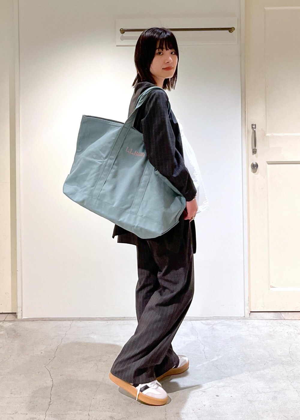 「ノーカラー、ジャケット、ストライプ、チャコール、シアー、オーガニックコットン、adidas、SAMBA XLG、L.L.Bean、マザーズバッグ、Grocery Tote、別注、ホワイト、オーバーサイズ、センタープレス」|「SALON adam et rope'のオーガニックコットンタックギャザーキャミソール【アンサンブル対応】(キャミソール、ホワイト系)」を使った、michiruさん(レディース・156cm)の夏コーディネートの3枚目の写真