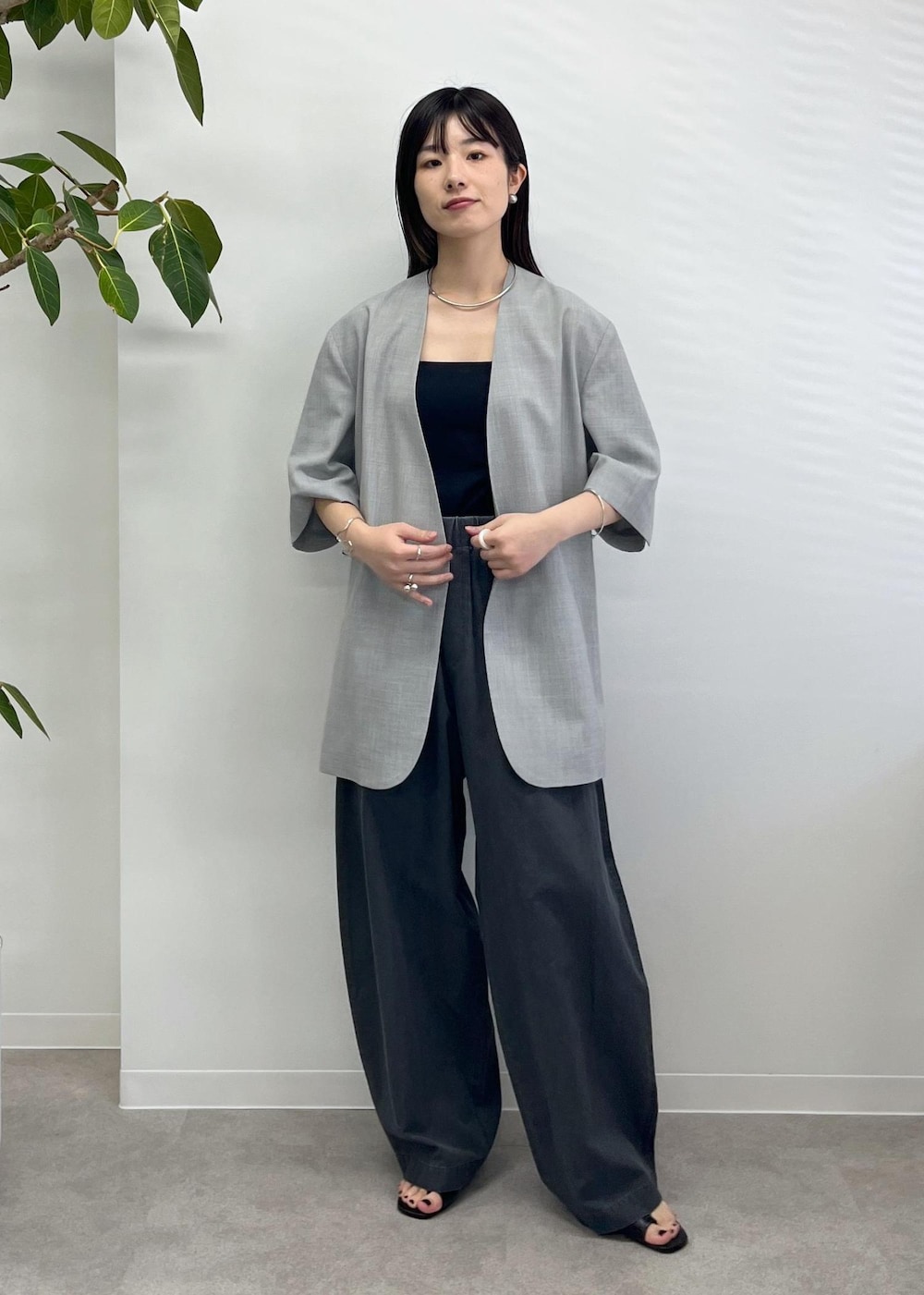 「Americana for SALON、Americana、ジャケット、ノーカラー、半袖、グレー、カーヴィーパンツ、チャコール、サンダル、ブラック、初春コーデ、春コーデ、初夏コーデ、お仕事コーデ、セレモニーコーデ」｜「AMERICANAの【Americana（アメリカーナ） for SALON】別注ジャケット（テーラードジャケット、グレー系）」を使った、michiruさん（レディース・156cm）の冬コーディネートの5枚目の写真