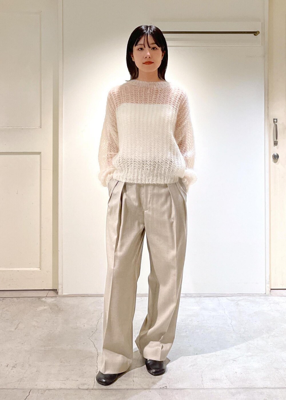 「BATONER、バトナー、モヘヤ、ニット、プルオーバー、ホワイト、ワイドパンツ、ベージュ、ウール、TEMBEA×Americana×SALON、グレー、初秋コーデ、秋コーデ、初冬コーデ、冬コーデ」｜「AMERICANAの【Americana×TEMBEA×SALON】別注トートバッグ＆ポシェットセット（トートバッグ、グレー系）」を使った、michiruさん（レディース・156cm）の秋コーディネートの6枚目の写真