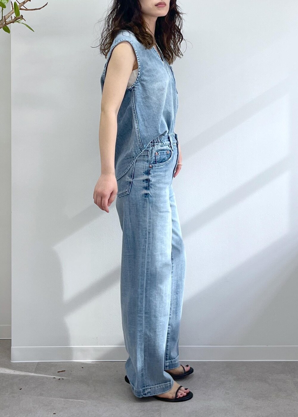 「ハーフスリーブ、ブラック、羽織、RED CARD TOKYO for SALON、RED CARD TOKYO、デニム、GILET blouse、easy SLOGAN、ブルー、BRENTELLA、VIRNINA、ミュール、春コーデ、初夏コーデ、夏コーデ」｜「RED CARD TOKYOの【RED CARD TOKYO（レッドカードトーキョー）for SALON】別注GILET blouse / デニムジレベスト（ベスト、ブルー系）」を使った、michiruさん（レディース・156cm）の春コーディネートの8枚目の写真