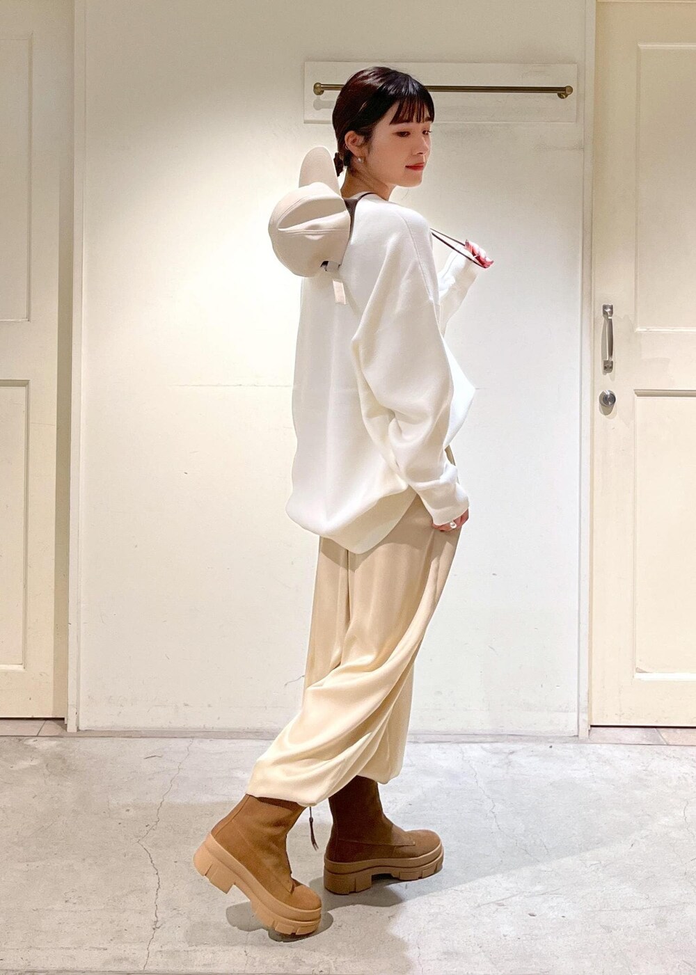 ベージュ系のブーツ、ベージュ系のその他パンツ、ホワイト系のスウェットを着用したレディースの秋コーディネートの4枚目の写真