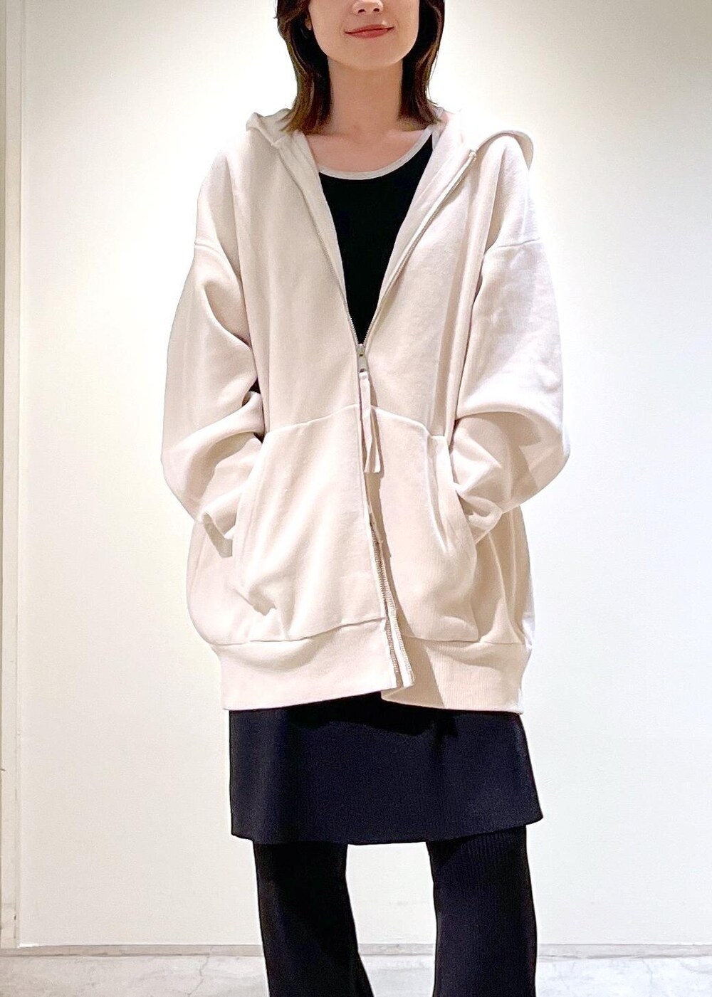 「CreamyCotton、クリーミーコットン、GGG for SALON、GOOD PEOPLE GOOD STITCHING GOOD PRODUCT、アメリカンスリーブ、リブ、L.L.Bean、グロサリートート、マザーズバッグ、新作、パープル、ホワイト、ジップ、フード、ブラック」｜「SALON adam et rope'のリブレギンス＋ミニスカートセット【洗える】（スカート、ブラック系）」を使った、michiruさん（レディース・156cm）の夏コーディネートの9枚目の写真