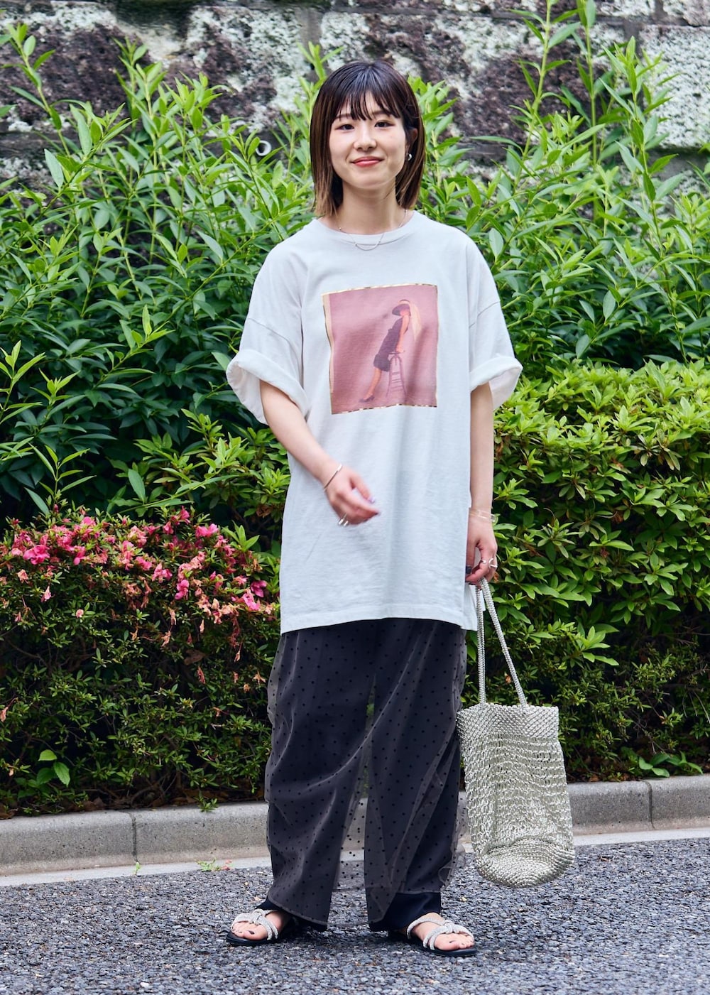 「audrey hepburn、audrey hepburn collection by jun、オードリー・ヘプバーン、オードリー・ヘプバーンコレクションバイジュン、Special2024、デザインTOPS、スカート、チュール、VINILO、バッグ、ブラック、グレー、シルバー、ホワイト、Tシャツ」｜「SALON adam et rope'の【VINILO（ヴィニーロ）】別注ビジューサンダル（サンダル、シルバー系）」を使った、michiruさん（レディース・156cm）の夏コーディネートの2枚目の写真