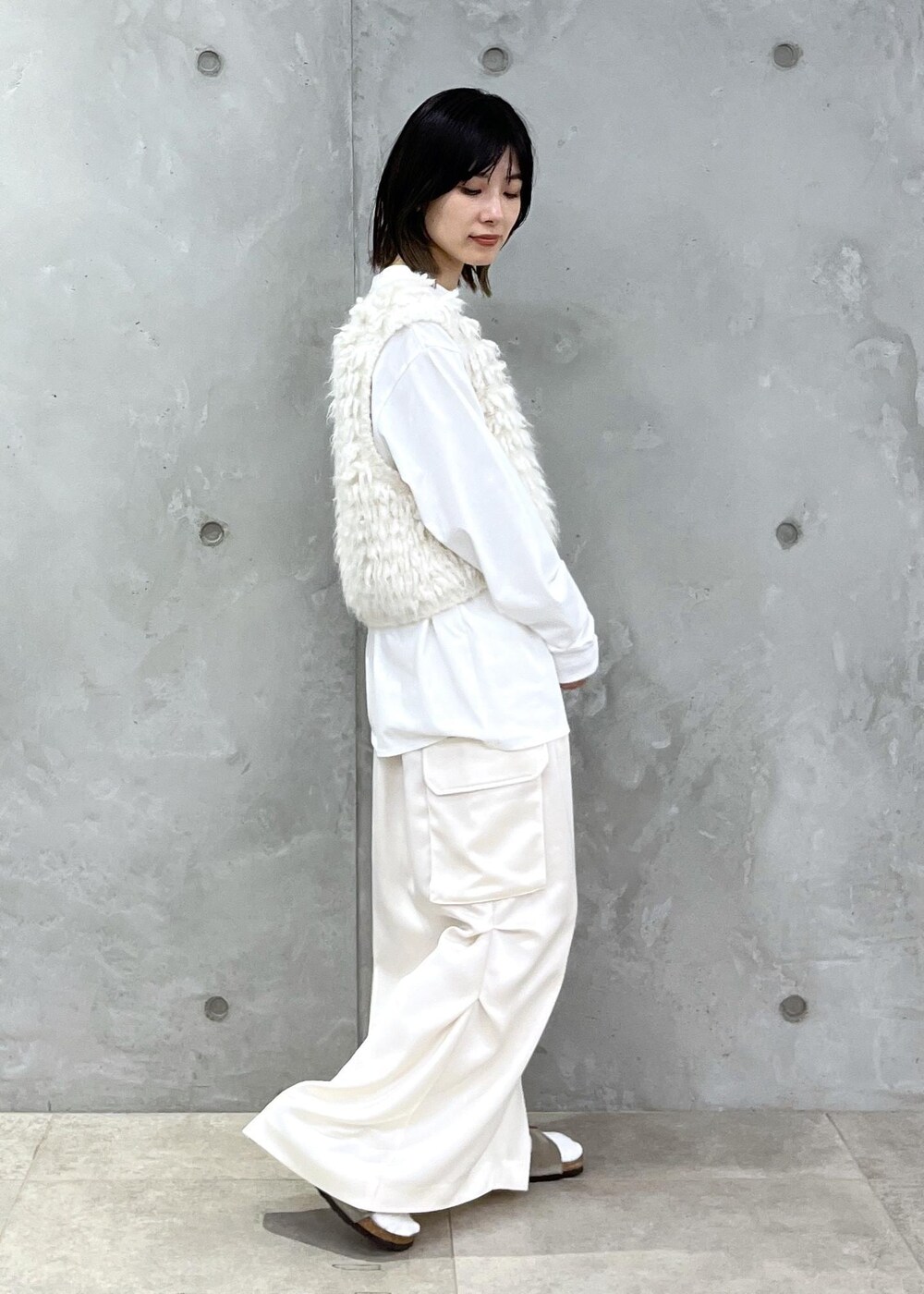 「ファー、Yves Klein、Tシャツ、WEB限定、ミリタリースカート、サテン、マザーズリュック、トップス、Tシャツ/カットソー、ベスト、SHJ34210、SHM34720、24バッグ_pickup、NEWバッグ_pickup、YvesKlein」｜「SALON adam et rope'の[新色追加！]【WEB限定】[ショルダーバッグ付き・ユニセックスで使える・軽量]マザーズリュック3（バックパック/リュック、ホワイト系）」を使った、michiruさん（レディース・156cm）の夏コーディネートの9枚目の写真