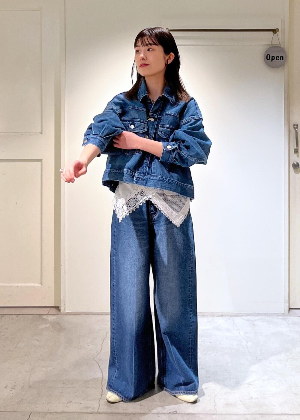 「redcardtokyo、デニムジャケット、デニム、ブルー、レース、ホワイト、バギーパンツ、AULENTTI、ショルダーバッグ、レザー、ベージュ、ERICKA NICOLAS BEGAY、シルバー、Lafayette、初春コーデ」｜「AULENTTIの【AULENTTI（オーレンティ）】DOLLAROボストンバッグ（ボストンバッグ、ベージュ系）」を使った、michiruさん（レディース・156cm）の冬コーディネートの6枚目の写真