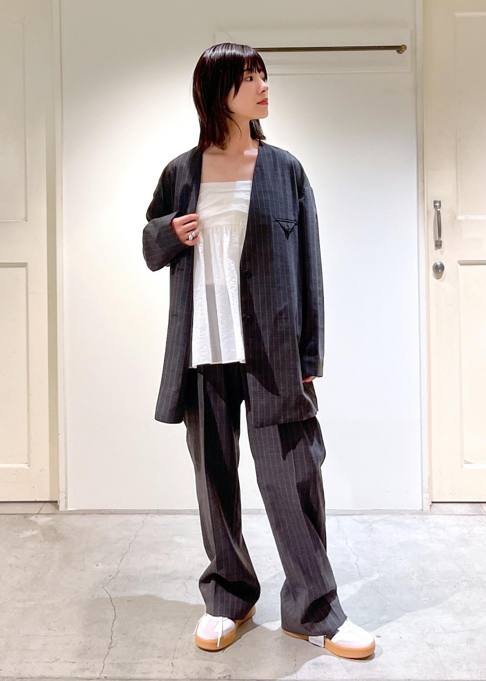 「ノーカラー、ジャケット、ストライプ、チャコール、シアー、オーガニックコットン、adidas、SAMBA XLG、L.L.Bean、マザーズバッグ、Grocery Tote、別注、ホワイト、オーバーサイズ、センタープレス」|「SALON adam et rope'のオーガニックコットンタックギャザーキャミソール【アンサンブル対応】(キャミソール、ホワイト系)」を使った、michiruさん(レディース・156cm)の夏コーディネートの7枚目の写真